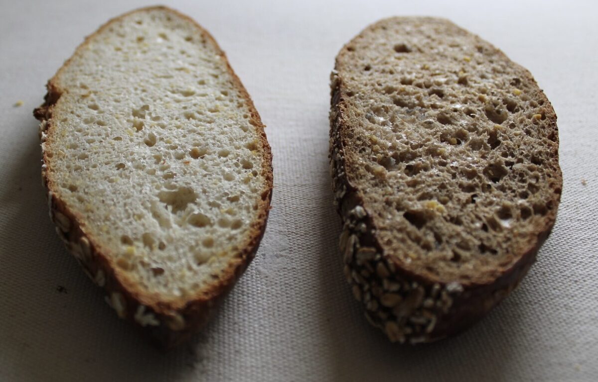 Fette di pane artigianale, mollica e crosta a confronto
