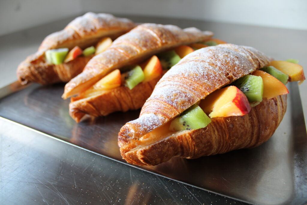 Brioche farcite di frutta fresca, sullo stampo da forno