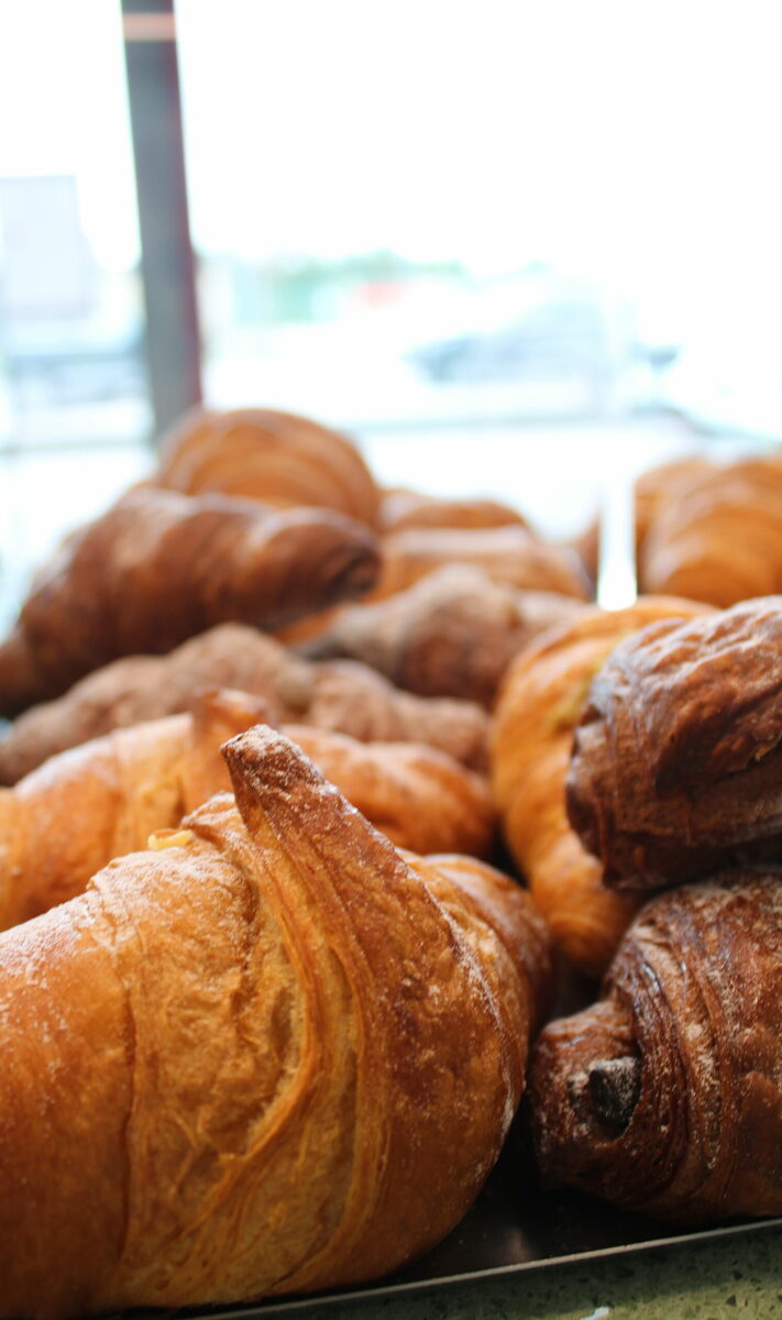Cornetti e pain au chocolat appena sfornati