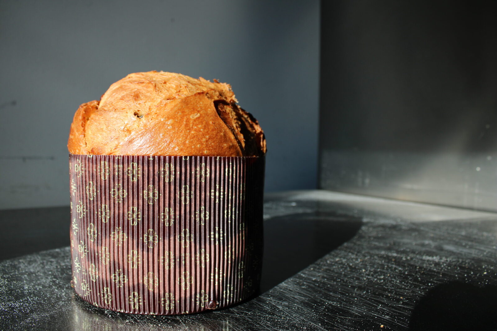 Panettone artigianale in pirottino, sul banco di laboratorio