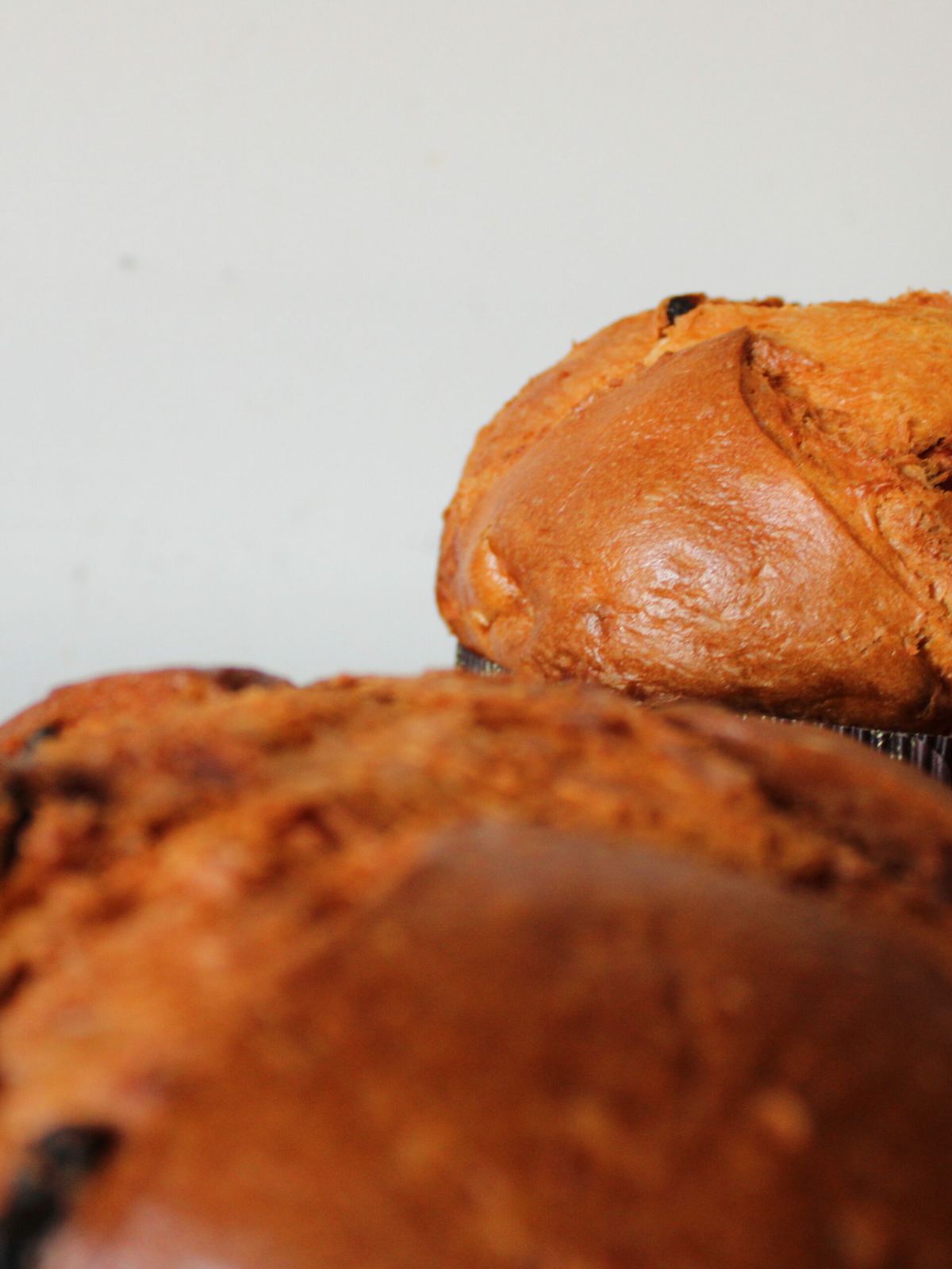 Grande lievitato appena sfornato, crosta dorata